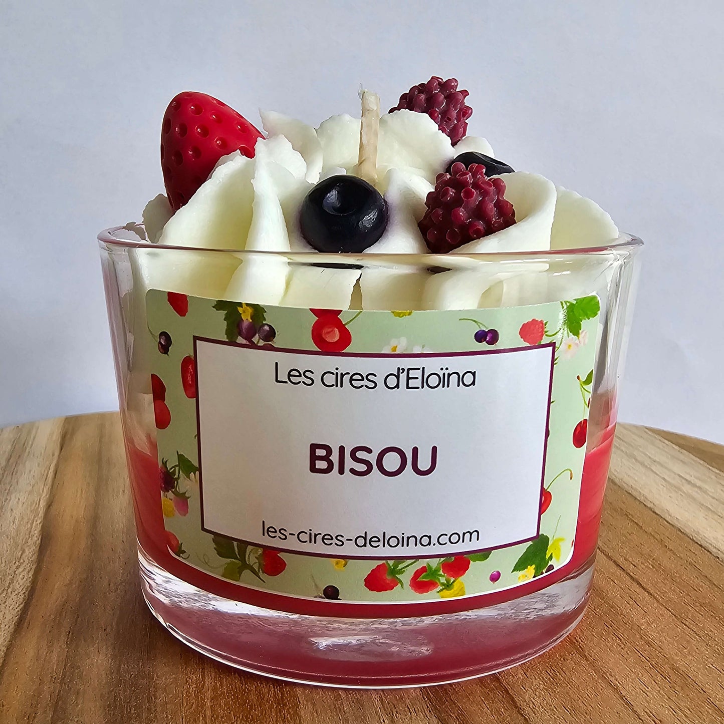 Bougie parfum fruits rouges vue de face avec son étiquette personnalisée