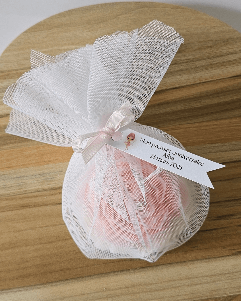 Rose sauvage dans son emballage de tulle