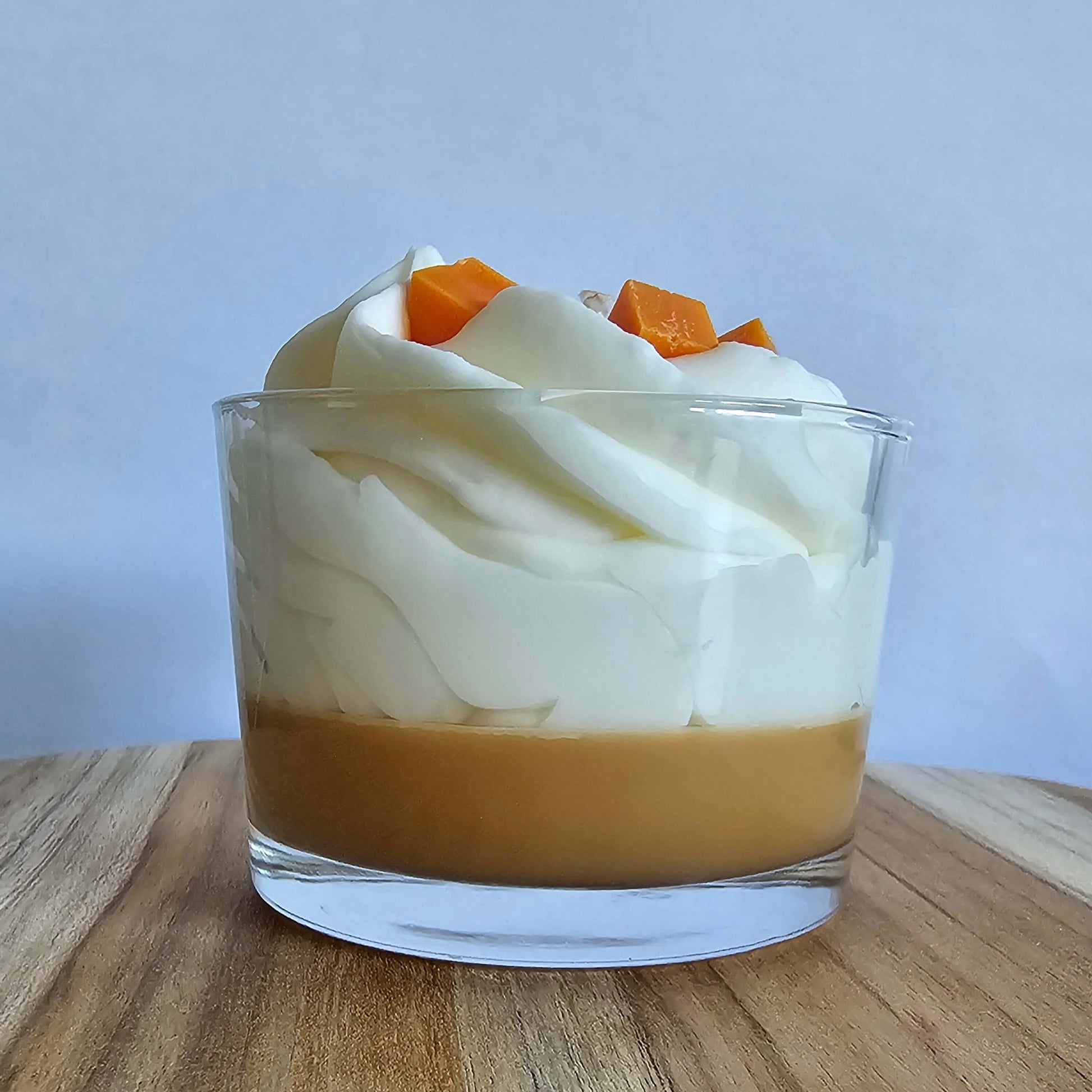 Bougie grand format caramel beurre salé vue de dos